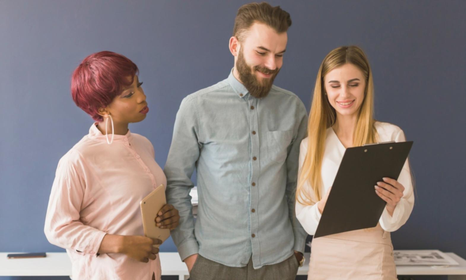Profesionales en sesión de formación empresarial analizando estrategias de ventas